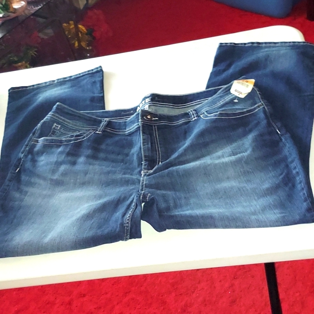 NWT SIZE 22W APT 9 STRETCHY JEANS WITH JEWELS ON BACK POCKETS